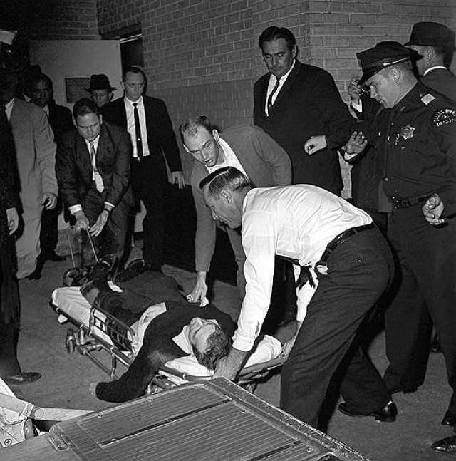 Президент Кеннеди был доставлен в операционную, где спустя полчаса после покушения была констатирована его смерть. Ли Харви Освальд, арестованный по подозрению в убийстве, был застрелен через два дня в полицейском участке жителем Далласа Джеком Руби, который также впоследствии умер в тюрьме.