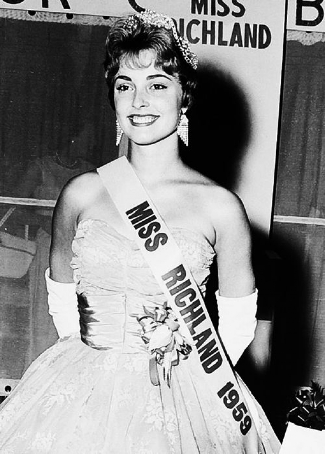 Но красоту не скроешь: по мере взросления Тейт окружающие все чаще обращали внимание на ее необыкновенную внешнюю привлекательность. Приняв участие в нескольких конкурсах красоты, в 1959 году Шэрон выиграла титул "Мисс Ричланд".