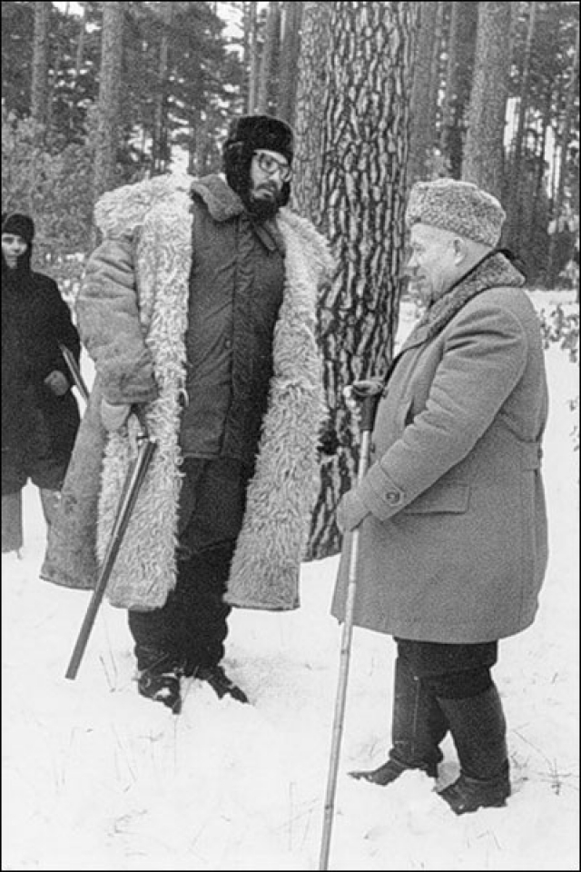 13 января 1964 года Кастро совершил второй официальный визит в СССР. На этот раз его пригласили уже на загонную охоту.  Прямо перед приездом гостей температура опустилась до минус 20°С.