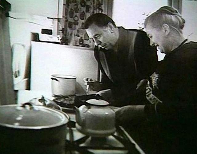 Анатолий Папанов с супругой.
