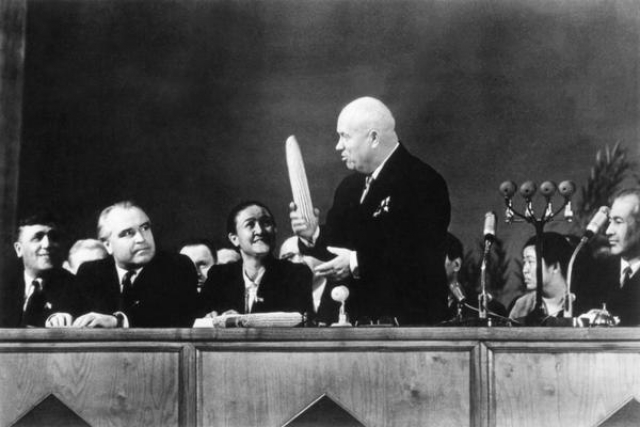 В 1956 году в Москве состоялся всесоюзный семинар по кукурузе. Именно на нем Хрущев произнес знаменитую фразу: "Кукуруза, товарищи, это танк в руках бойцов" .
