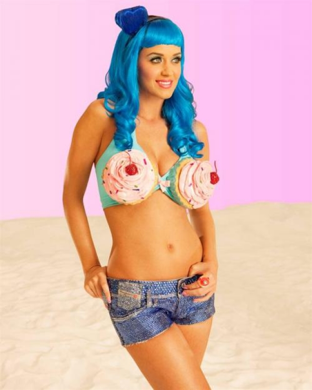 А в своем видео на песню "California Gurls" Кэти появилась в бюстгальтере, украшенном различными сладостями.