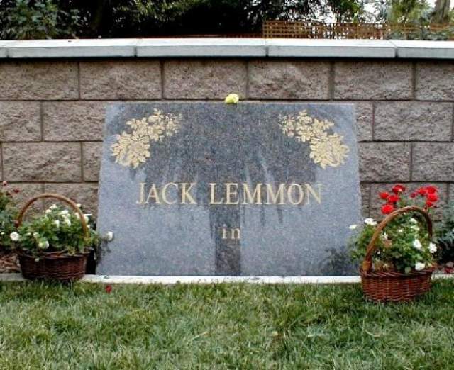 Комедийный актер Джек Леммон и после смерти не утратил чувства юмора: на его надгробии размещена надпись: “Джек Леммон внутри”.
