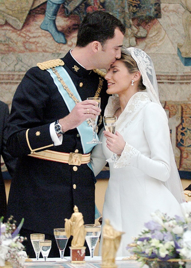 Их церемония бракосочетания транслировалась телевизионными каналами многих стран, которые собрали у экранов около 1,5 миллиарда зрителей во всем мире.