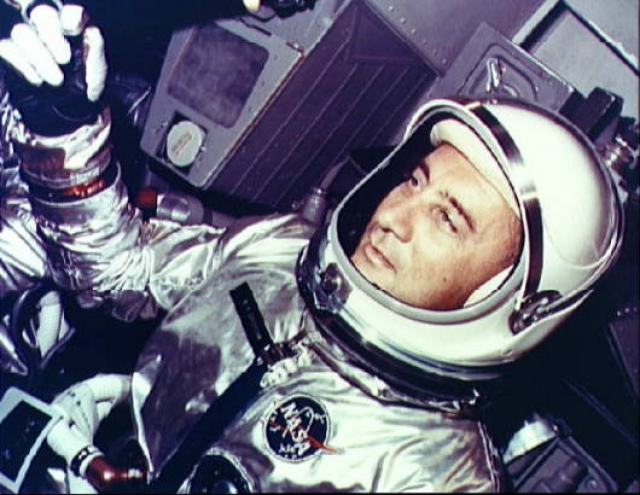 Вирджил Гриссом совершил второй американский суборбитальный космический полет. Затем он был первым американским командиром двухместного корабля. При этом он первым в мире совершил второй полет в космос.