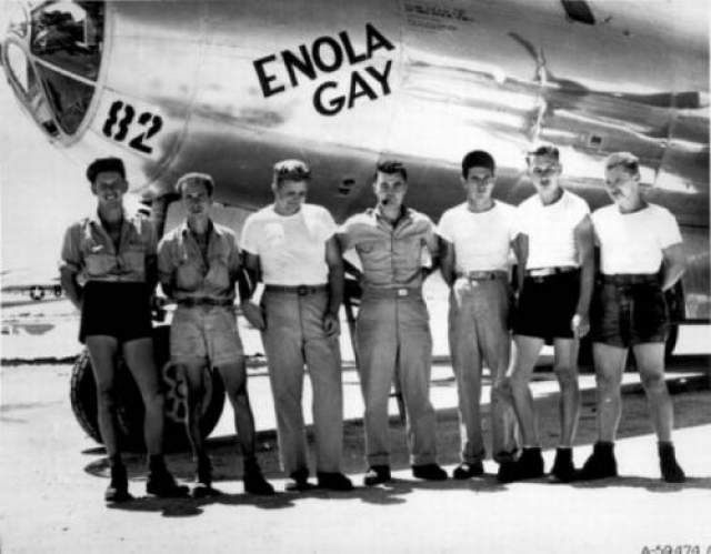 Бомбу сбросил американский бомбардировщик B-29 "Enola Gay" под командованием полковника Пола Тиббетса. 