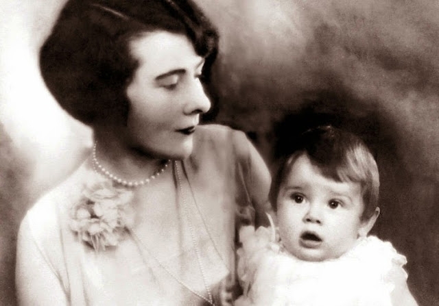 Одри Кэтлин Растон родилась 4 мая 1929 года в Брюсселе. Она была единственным ребёнком Джозефа Виктора Растона Хепберна . У Одри было два брата по матери: Александр и Ян ван Уффорд от первого брака.