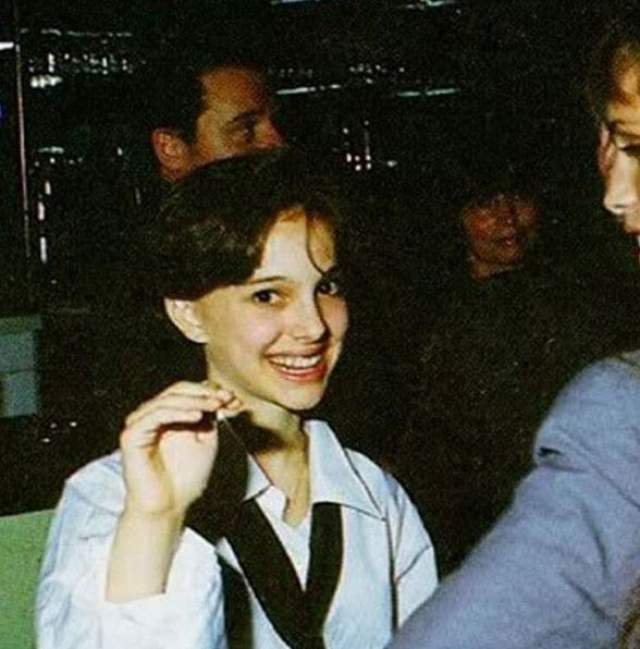 Первой ролью в большом кино для Натали Портман стала роль в фильме “Леон”. А это фото с красной ковровой дорожки с премьеры фильма.