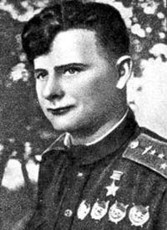 В отличие от старшего брата, который после войны попал в Центр подготовки космонавтов, Дмитрий окончил академию и командовал полком в ВВС СССР.