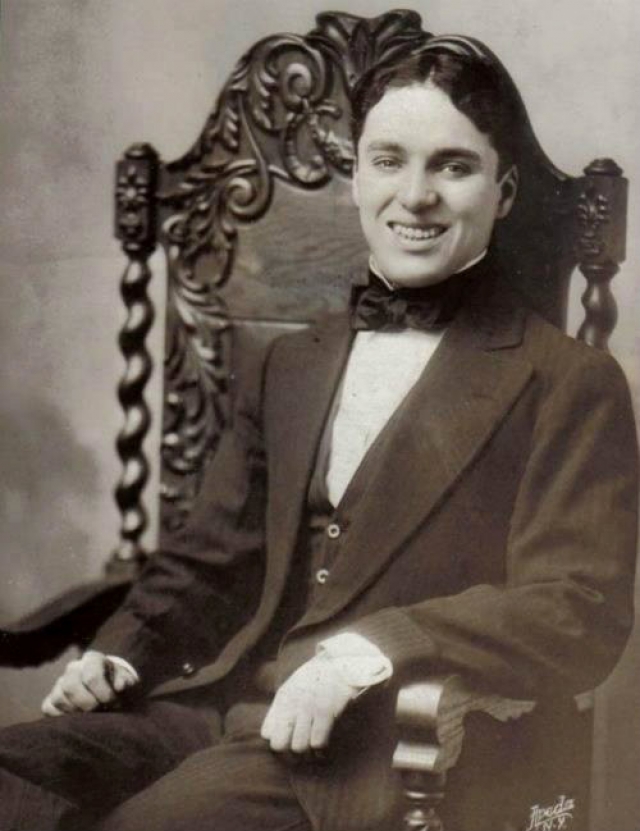 Уже став миллионером, Чаплин долго продолжал жить в третьесортном гостиничном номере. Он также хранил студийные чеки в старом чемодане на протяжении долгих месяцев.