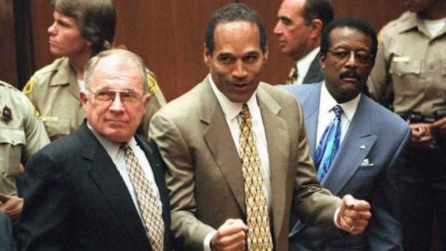 В итоге детективов обвинили в расизме и употреблении слова "нигер" - оказывается, обвинили футболиста "потому, что он черный". 3 октября 1995 года присяжные признали О Джея Симпсона невиновным.