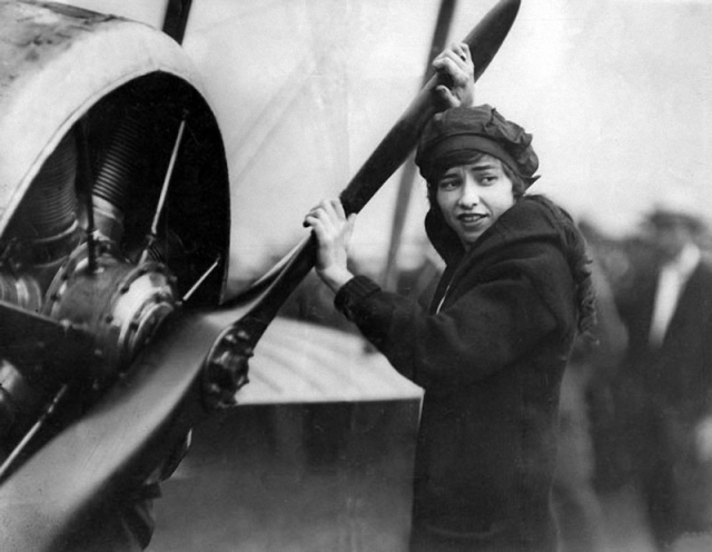 Кэтрин Стинсон становится первой женщиной, доставляющей по воздуху почту. В 1913 году она первой из женщин делает мертвую петлю, а также мертвую петлю в ночное время.