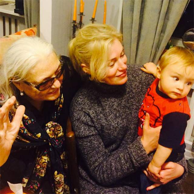 Младшие сыновья Марии Шукшиной всего на девять лет старше ее первого внука. Вячеслава молодой бабушке преподнесла старшая дочь актрисы Анна Трегубенко.