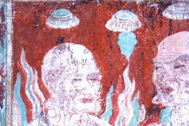 На тибетских фресках изображение объектов, напоминающих летающие тарелки и вовсе явление почти повсеместное.