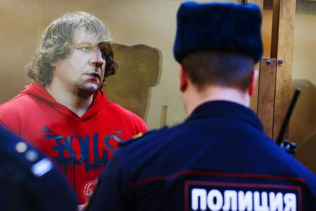 Емельяненко был осужден за многократное изнасилование 26-летней девушки, которая у него работала. Его приговорили к 4,5 года лишения свободы.
