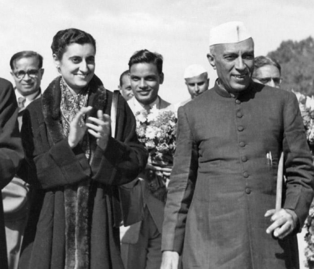 В 1961 году Ганди была избрана членом рабочего комитета ИНК и стала выезжать в очаги национальных конфликтов.