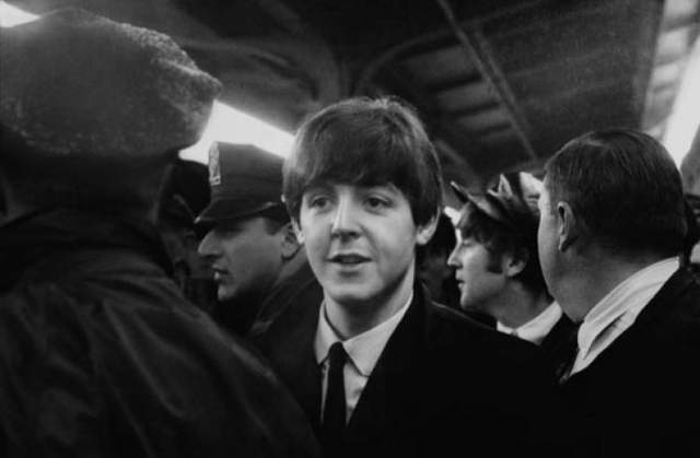 После того, как в августе 1963 года The Beatles выпустили свой четвертый сингл "She loves you", была запущена цепочка национального и всемирного бума популярности группы., перешедшей впоследствии за рамки музыкального и культурного явления в социальную и политическую сферу. 