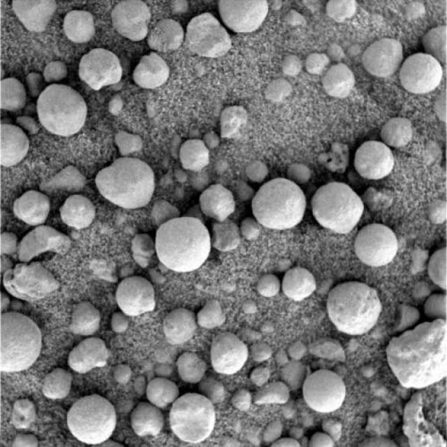 Марианские шарики  В феврале 2004 года марсоход Opportunity зафиксировал россыпь небольших камней практически правильной сферической формы. Ранее ничего подобного ученые на Марсе не встречали - все камни на Красной планете обычно неправильной зазубренной формы. Эти же по своему виду и размеру напомнили исследователям ягоды черники, из-за чего находку так и окрестили. 