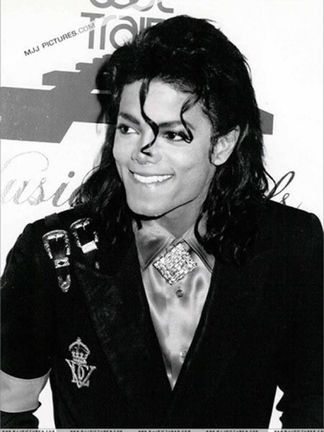 Майкл Джексон. После смерти "короля поп-музыки" ФБР опубликовало документы, в которых описан случай мужчины, который преследовал и угрожал убить Майкла.
