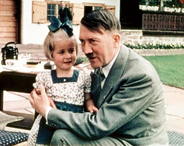 Гитлер верил, что арийцы являются высшей расой. Любопытно, что арийцы – это люди со светлыми волосами и голубыми глазами, а у него самого были темные волосы и карие глаза.