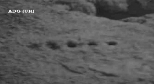 Марсоход Curiosity сделал снимки непонятных симметричных отверстий.