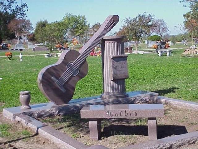 Певица и автор песен Синди Уокер не рассталась с любимым инструментом даже после смерти.