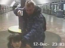 Пьяный охранник метро под дулом пистолета поставил на колени пассажира