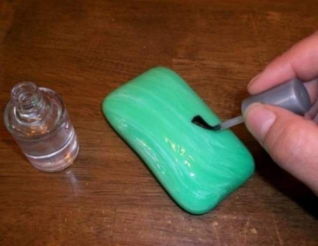 И мыло тоже ! Классический, но такой необходимый прием на 1 апреля: покрыть мыло прозрачным лаком для ногтей, для того чтобы оно не пенилось.