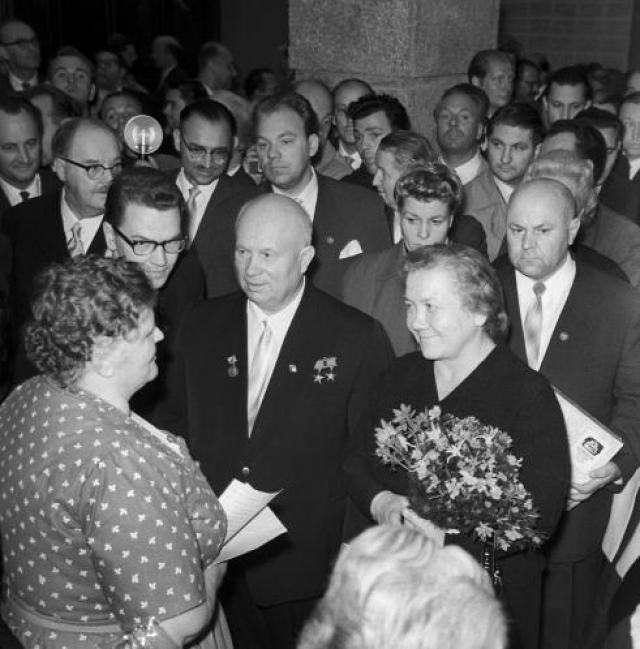 Нина Хрущева (девичья фамилия - Кухарчук) - третья по счету супруга Никиты Хрущева. Она - первая в истории "первая леди" СССР, участвовавшая в зарубежных поездках супруга и встречавшаяся с другими женами лидеров государств.