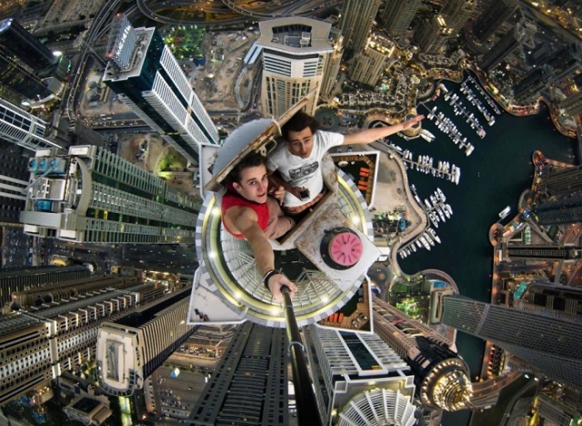 19-летний Александр Ремнев сфотографировался на крыше «Princess Tower» - самого высокого жилого здания в Дубае. Его высота составляет 414 м, при 101 этаже.