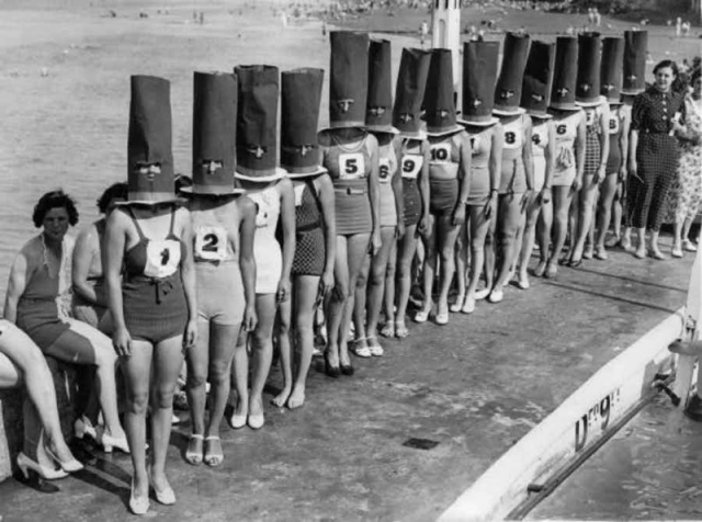 Это - конкурс красоты, прошедший в английском городе Клифтонвилль в 1936 году. И дабы не отвлекаться на лица и оценивать лишь красоту девичьих фигур, жюри решило надеть на конкурсанток вот такие незатейливые шляпки.