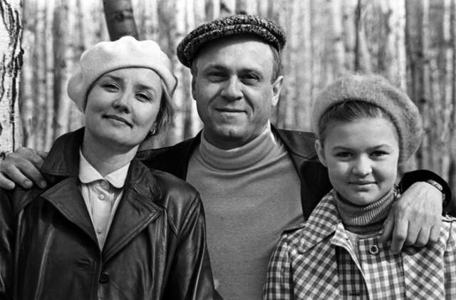 Вера Алентова с мужем, режиссером Владимиром Меньшовым , и дочерью Юлей