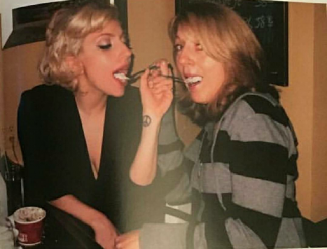 Леди Гага с мамой.