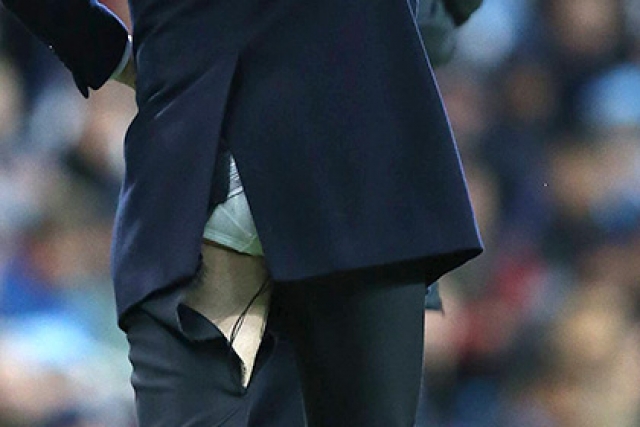 Во время первой полуфинальной игры турнира с "Манчестер Сити" журналисты заметили, что Зидан снова порвал брюки, причем в том же самом месте, что и в прошлый раз (ВИДЕО).