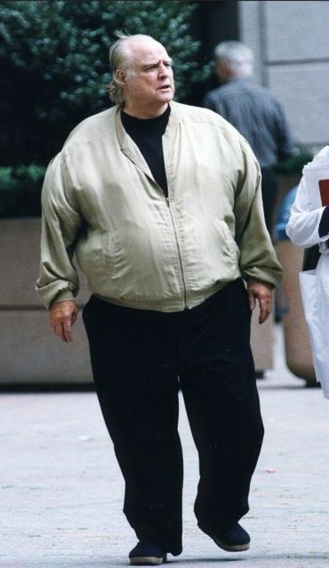 Марлон Брандо ушел из жизни 1 июля 2004 года от дыхательной недостаточности. Последние годы он страдал ожирением, практически не выходил из дома.