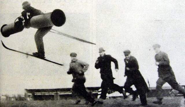 Летун на лыжах. В 1934 года немецкая газета Berliner Illustrirte Zeitung опубликовала фотоснимок немецкого пилота Эриха Кочера, летящего по воздуху, на ногах которого были обуты лыжи, а позади - "плавник". При этом он дул в некое устройство, которое держал в руках. 