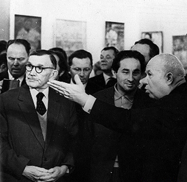 Посетив выставку, Никита Сергеевич, будучи неподготовленным к восприятию абстрактного искусства, подверг резкой критике экспонаты. В своей оценке он использовал нецензурные выражения, а творчество авангардистов определил как "мазню".