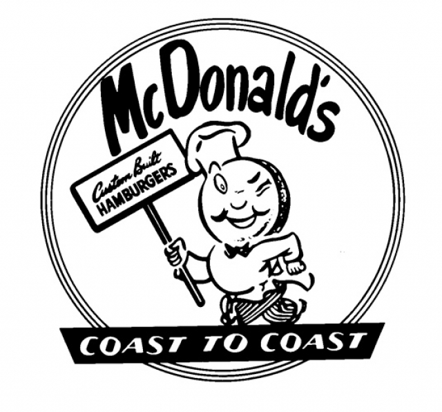 Однако, буква "М", составленная из двух арок, стала символом Макдональдс только в 1962 году. До этого момента в качестве эмблемы использовался персонаж – маленький повар по имени Speedee.