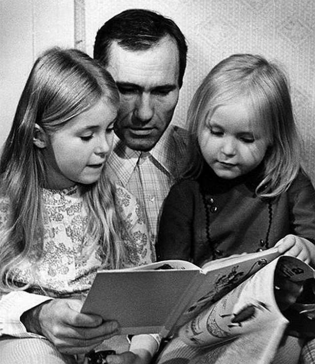 Василий Шукшин с дочерьми Машей и Олей.