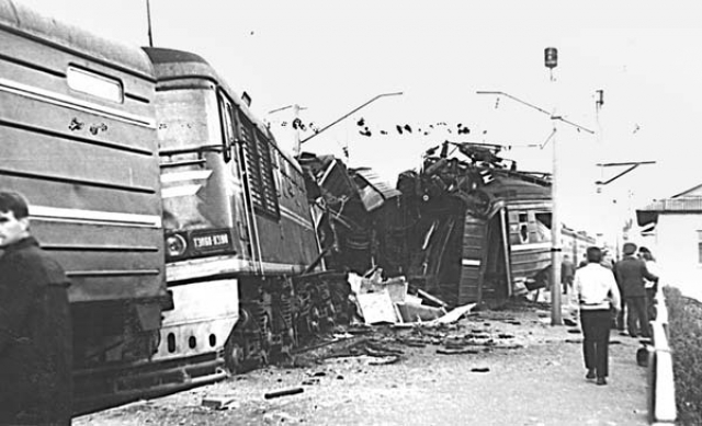 Крушение у путевого поста Крыжовка. Трагедия произошла в понедельник 2 мая 1977 года, когда из-за неверного показания светофора:зеленый свет загорелся для пассажирского поезда, из-за чего тот врезался в стоящий у платформы пригородный.