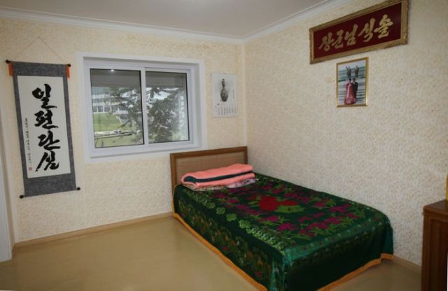 Средняя площадь северокорейской квартиры в типовом доме составляет 20 кв. м. На пять таких квартир предусмотрен один санузел на лестничной площадке.