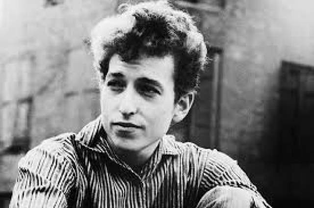 Еще будучи школьником, Дилан вместе с народным музыкальным ансамблем выступал в барах, кафе, клубах.