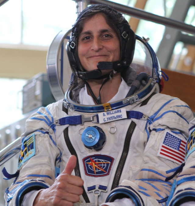 Сунита Уильямс - астронавтка NASA, стала рекордсменкой мира среди женщин по продожительности работы в открытом космосе. Американка отработала на МКС более полугода (9 ноября 2007 г) вместе с двумя экипажами и совершила четыре выхода в открытый космос.