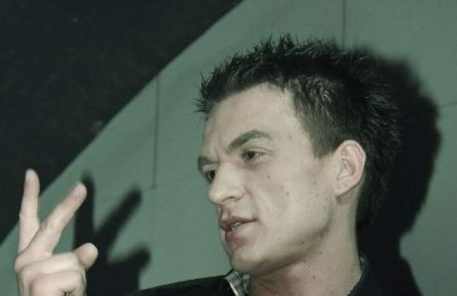 Влад Топалов. В мае 2010 года певец грубо нарушил правила дорожного движения, проехав на на красный сигнал светофора. После задержания выяснилось, что он нетрезв.