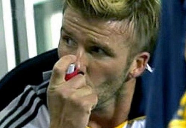 Дэвид Бекхэм. Футболист болен астмой. Это стало известно, когда на одном из матчей ему пришлось достать ингалятор.