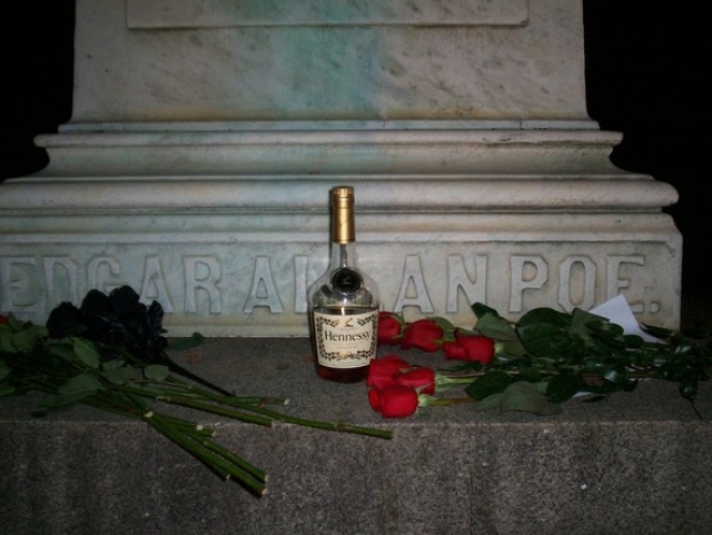 После смерти, начиная с 1949 года, на его могиле в Балтиморе всегда стоит бутылка "Мартеля" или "Хеннесси", которую оставляют там неизвестные.