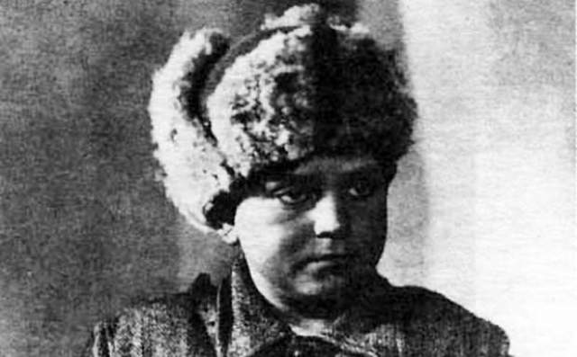 Зимой 1943 года значительно превосходящий отряд противника неожиданно атаковал партизан у села Острая Лука. Леня Голиков погиб как настоящий герой - в бою.