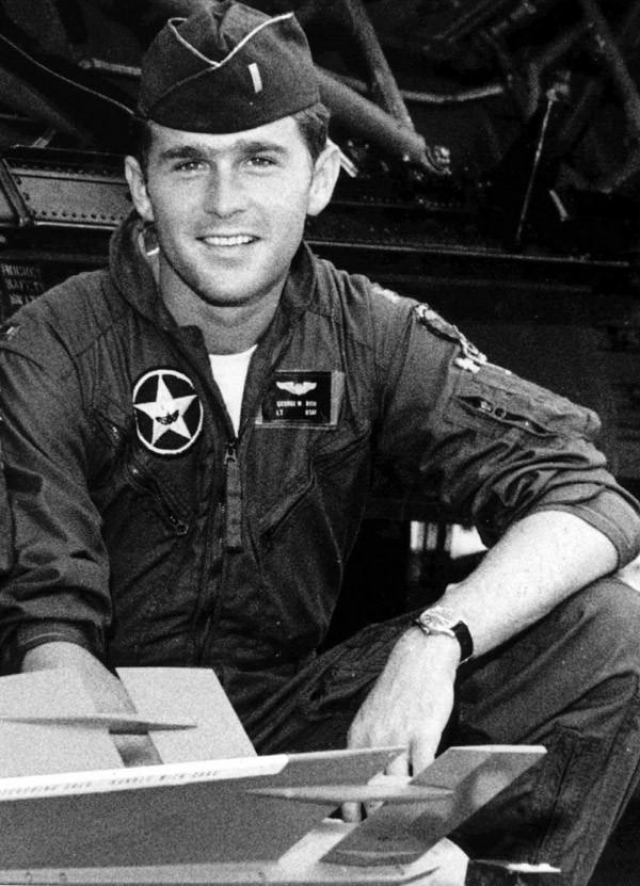 Джордж Буш-младший во время военной службы.