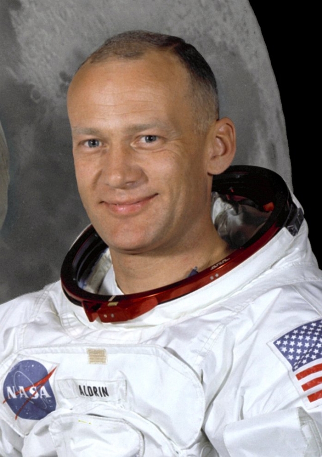Эдвин "Базз" Олдрин. Участник экспедиции Аполлон 11 вспоминал: "Было там что-то, достаточно близко к нам, чтобы мы могли это рассмотреть".