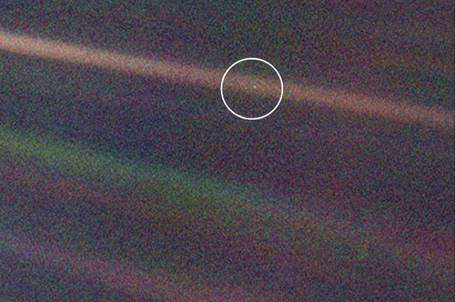 Знаменитый снимок Земли "Pale Blue Dot" 1990 года: последняя миссия "Вояджера-1". 6 миллиардов километров.